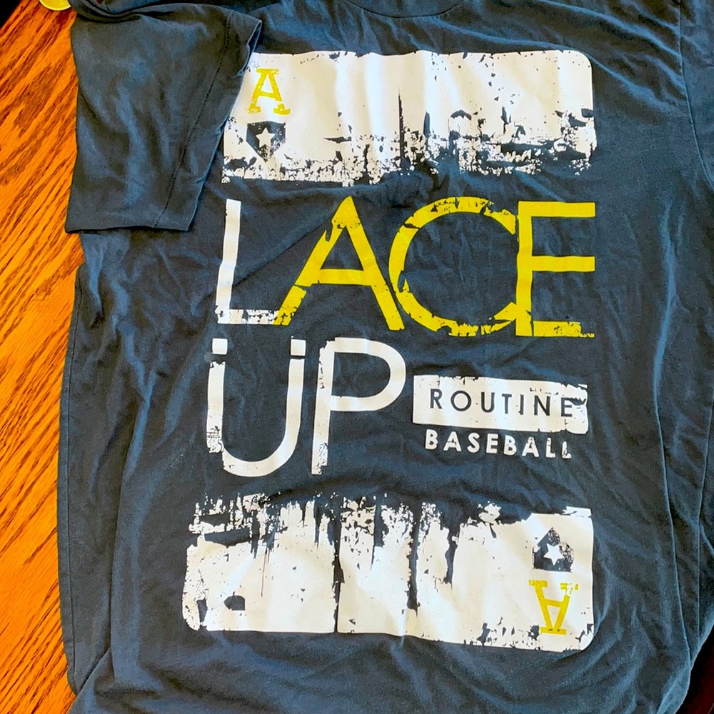 Men’s Lace Up tee